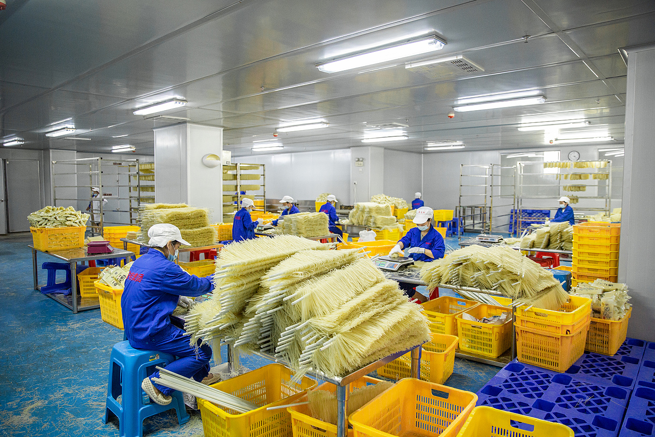 柳州螺螄粉的匠心呈現 攝影師面包叔鏡頭下的工廠宣傳照